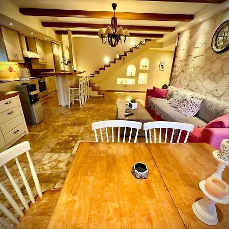 Ένας Ευχάριστος Χώρος Με Πισίνα Villa ปอร์โตราฟตี ภายนอก รูปภาพ