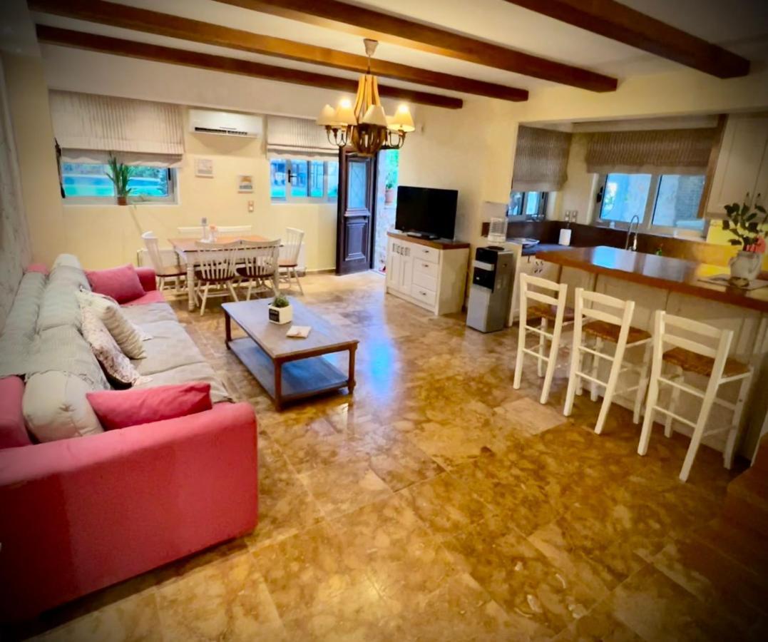 Ένας Ευχάριστος Χώρος Με Πισίνα Villa ปอร์โตราฟตี ภายนอก รูปภาพ